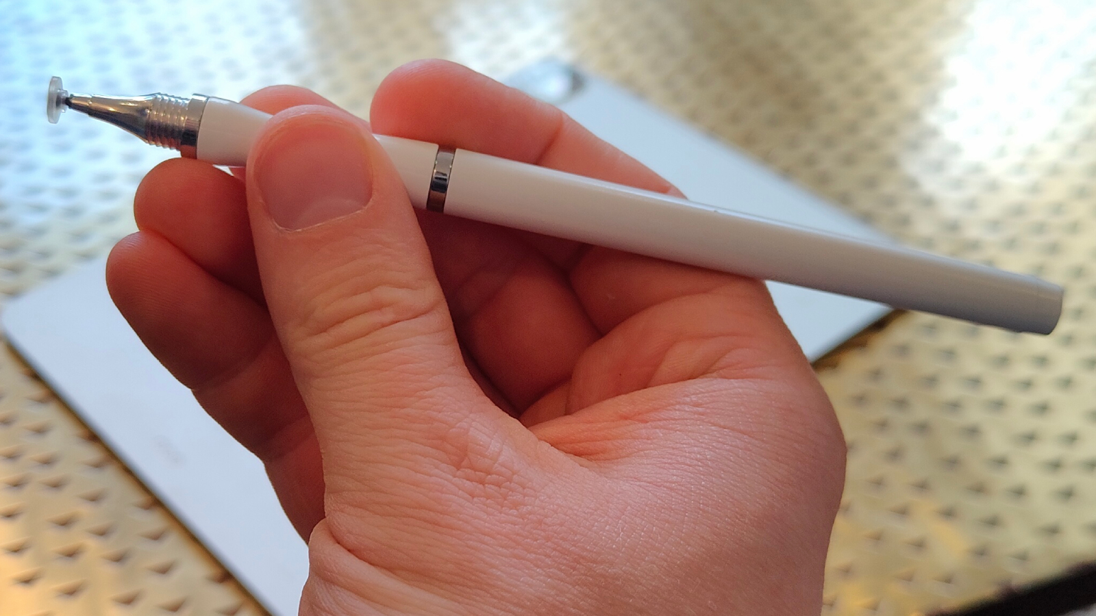 The AUZOSL Stylus Pen in someone's hand.