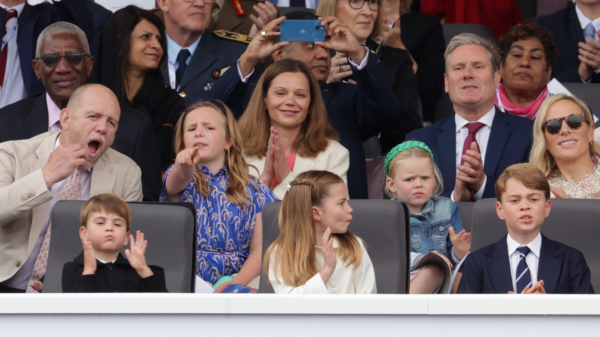 Mike Tindall, Mia Tindall, Victoria Starmer, Lena Tindall, Keir Starmer, Zara Tindall (přední řada) Princ Louis z Cambridge, princezna Charlotte z Cambridge a princ George z Cambridge sledují Platinovou soutěž 5. června 2022 v Londýně