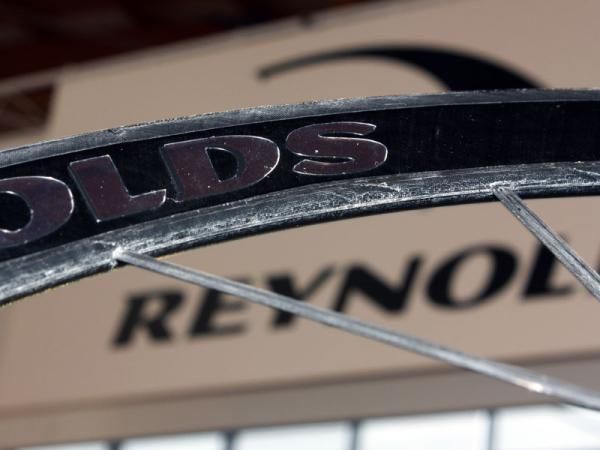 A stepped 'Swirl Lip Generator' added to the outside of the rim's spoke edge creates a small area of turbulence that supposedly reduces drag.