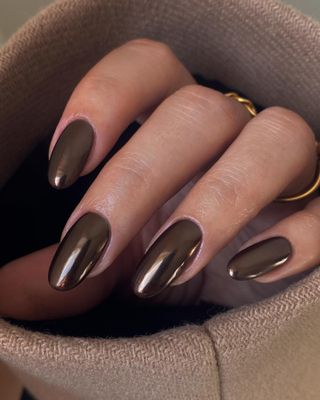 Brown chrome nails by @nail_blisss_