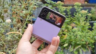 Samsung Galaxy Z Flip 4 en color Bora Purple mostrando su pantalla externa