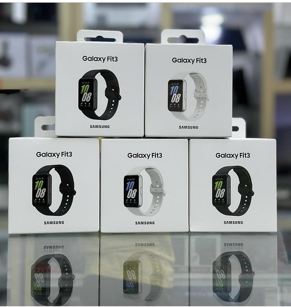 A leaked image of the packaging for Samsung's Galaxy Fit 3 in black and white colorways.