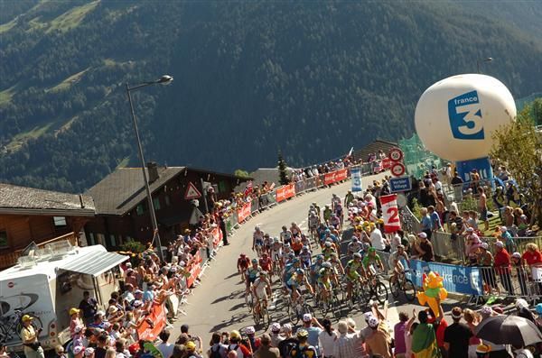 A view of the peloton at the top of Verbier