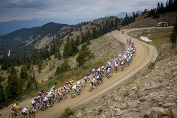 The peloton nears the top of Cottonwood Pass.