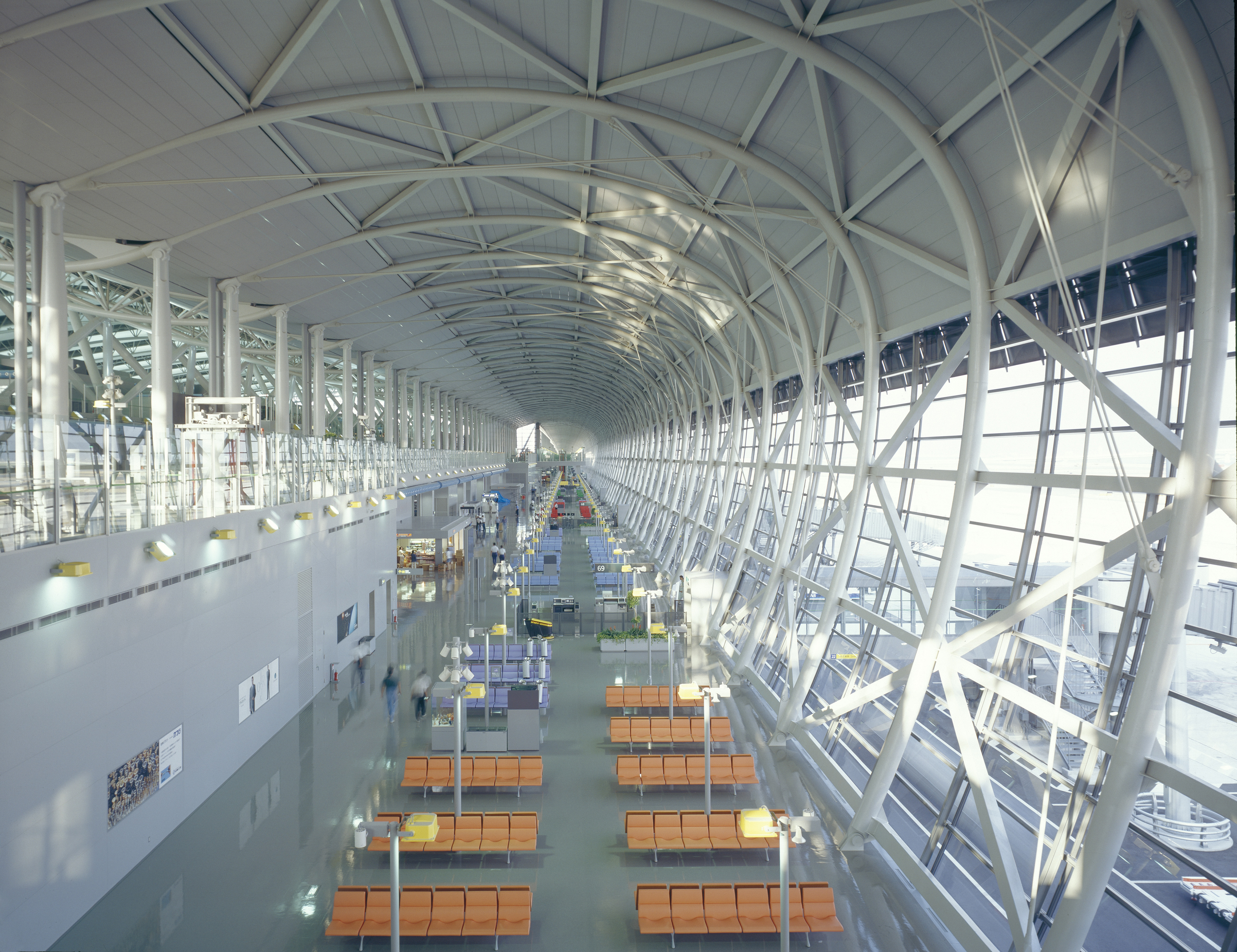 KANSAI AIRORT, OSAKA, JAPAN, RENZO PIANO BUILDING WORKSHOP, INTERIOR, DRAMATIC OVERHEAD VIEW LOOKING ALONG THE INSIDE OF THE CURVING STRUCTURE OF THE AIRPORT