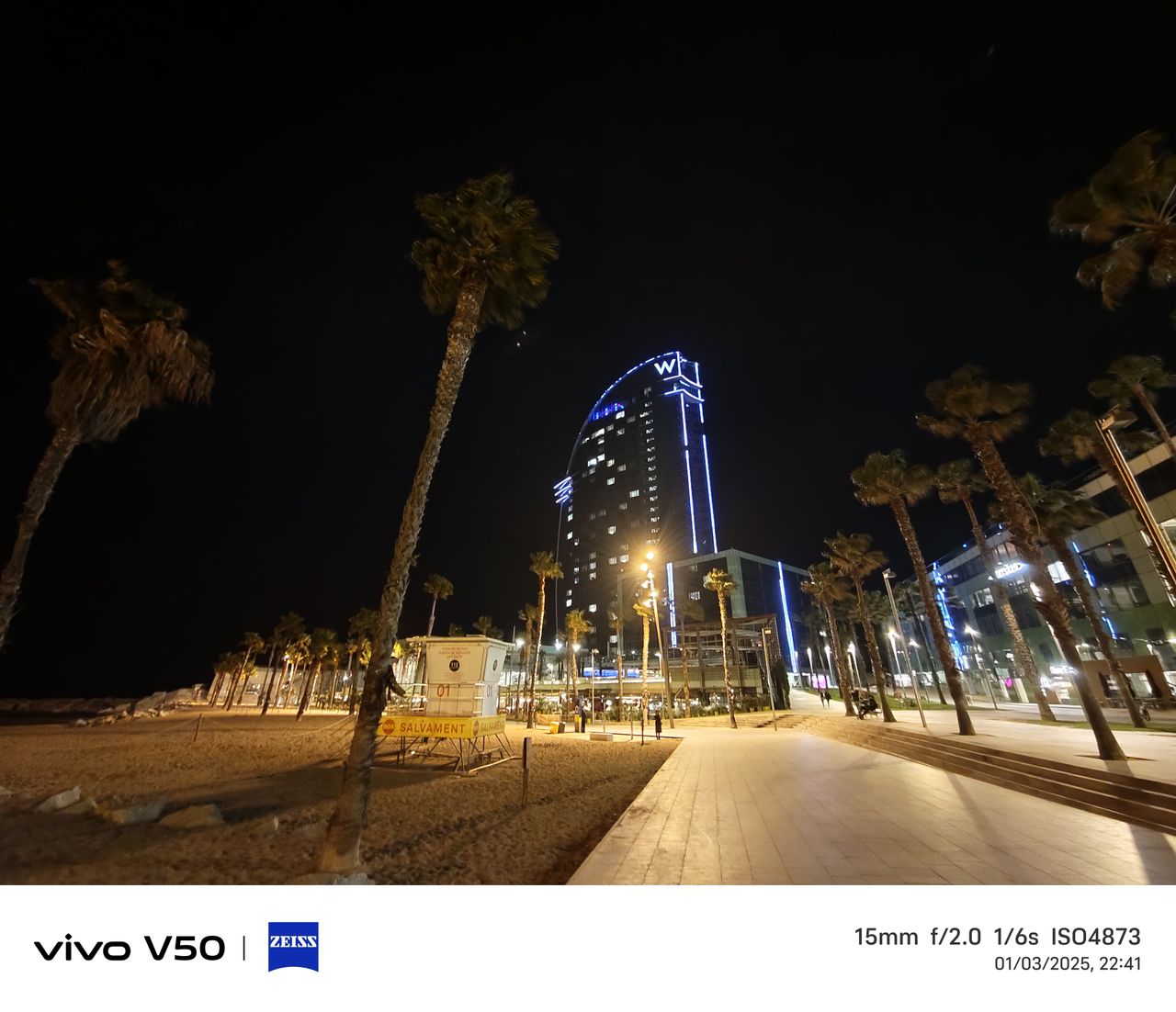 A photo taken on the Vivo V50 at night