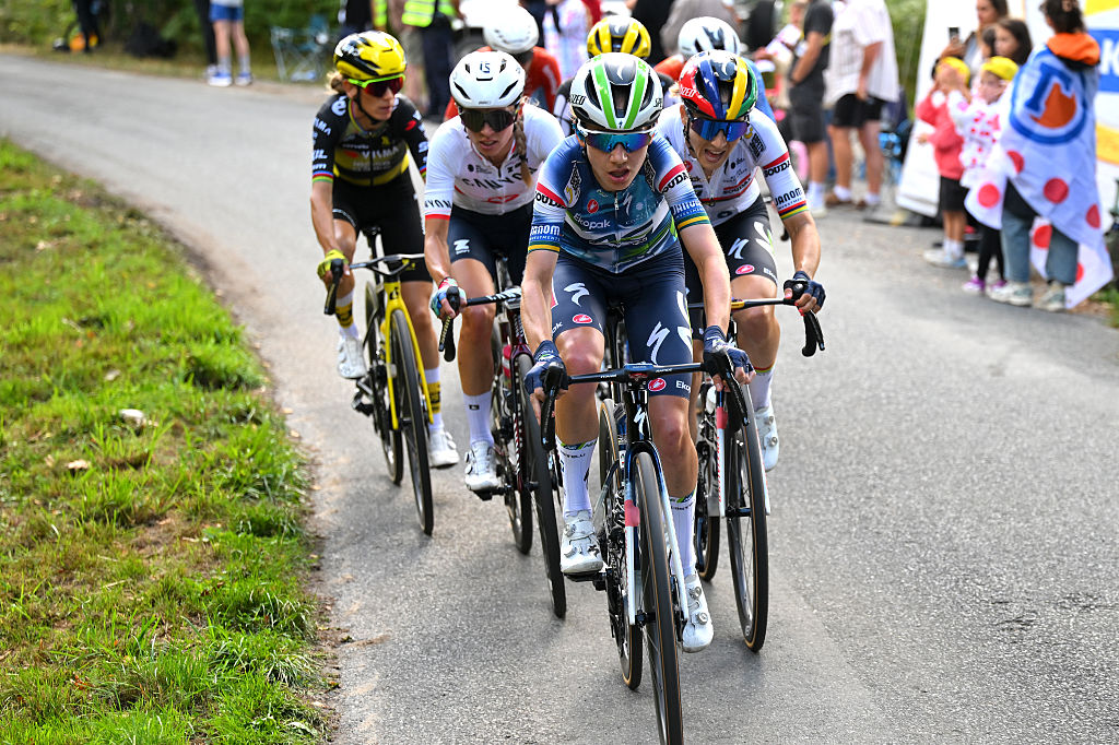 Sarah Gigante leads the selection in the final kilometres of stage 5 at the Tour de France Femmes