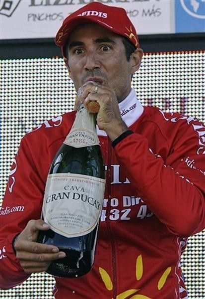 Stage winner David Moncouti&eacute; (Cofidis - Le Cr&eacute;dit par T&eacute;l&eacute;phone) and a rather large bottle of champagne!