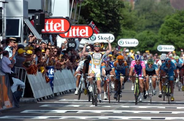 There's only one guy with his arms up: Mark Cavendish