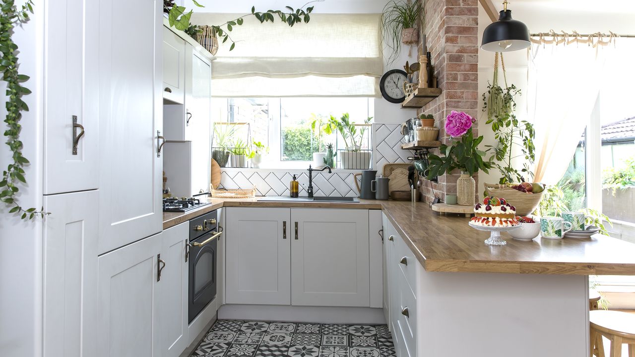 Grey kitchen with peninsula 