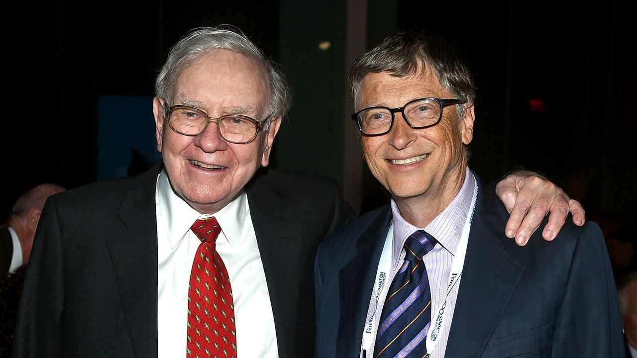 NEW YORK, NY - JUNE 03:Warren Buffett (L) and Bill Gates attend the Forbes&amp;#039; 2015 Philanthropy Summit Awards Dinner on June 3, 2015 in New York City.(Photo by Dimitrios Kambouris/Getty Images)