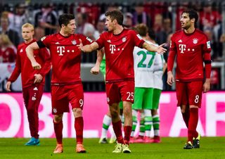 (GERMANY OUT) Robert Lewandowski (Bayern) und Thomas Mueller (Bayern) unterhalten sich nach dem Fussball Bundesliga Spiel FC Bayern Muenchen gegen VfL Wolfsburg am 6. Spieltag der Saison 2015/2016 in der Allianz Arena am 22. September 2015 in Muenchen. Endstand 5:1. (Photo by GASPA\ullstein bild via Getty Images)