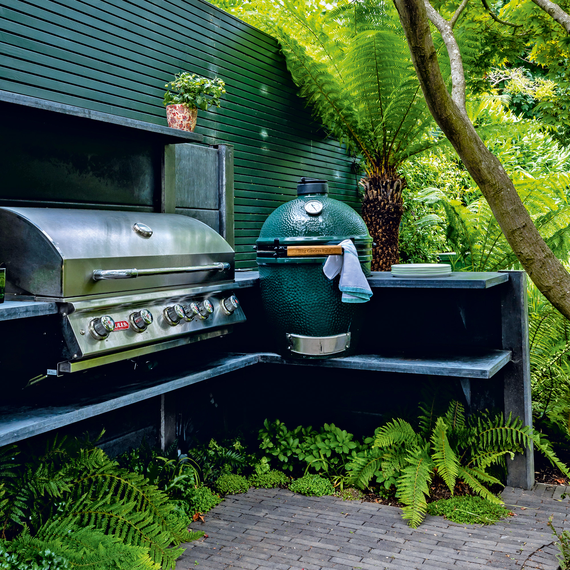 garden makeover with an outdoor kitchen with a gas barbecue and a Big Green Egg charcoal barbecue