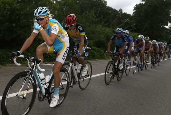 33 riders got away from the rest of the peloton on the second stage.