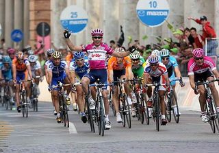 Stage 6 - "Magnifico" McEwen Rides to Giro hat trick in Forli'