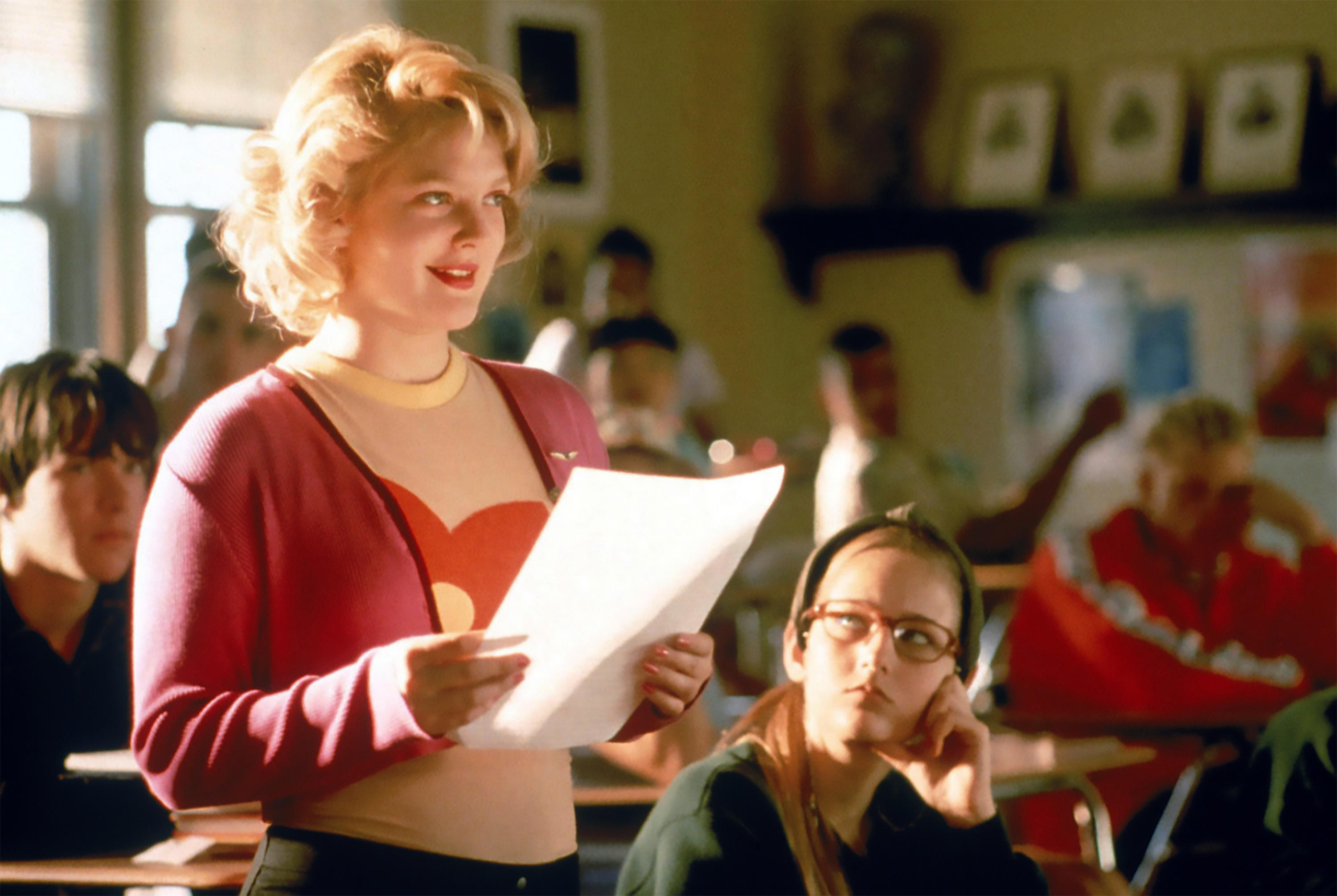 Drew Barrymore reading a paper in front of a classroom in 'Never Been Kissed'