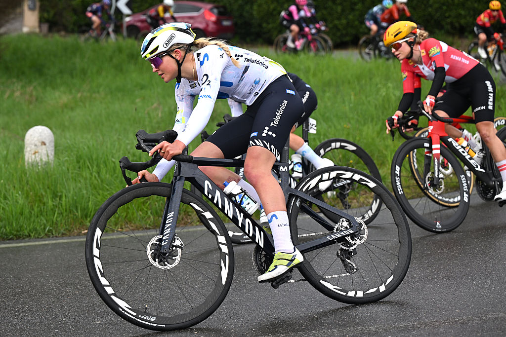 CITTIGLIO, ITALIA - 15 DE MARZO: Cat Ferguson de Gran Bretaña y el equipo Movistar compiten en el 27º Trofeo Alfredo Binda - Comune di Cittiglio 2026, una carrera de un día de 152,7 km desde Luino a Cittiglio / #UCIWWT / el 15 de marzo de 2026 en Cittiglio, Italia.Luino, Italia. (Foto de Luc Claessen/Getty Images)