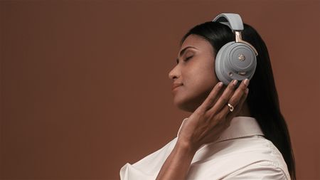 SteelSeries Arctis Nova Elite headset.