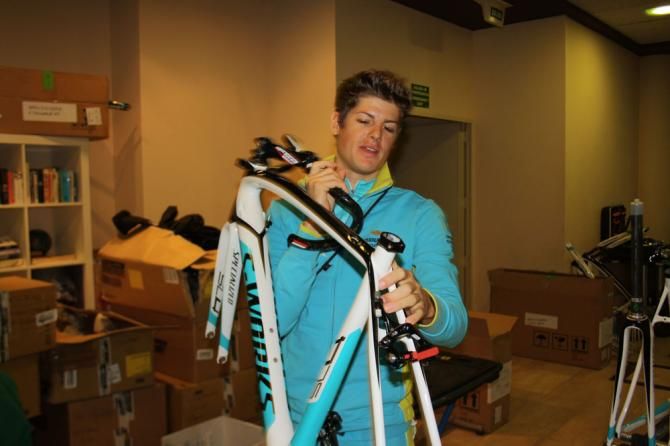 Jakob Fuglsang shows off his 2014 road frame