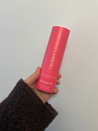 Alyssa Brascia holding the Trinny London Energise Me Moisturizer.