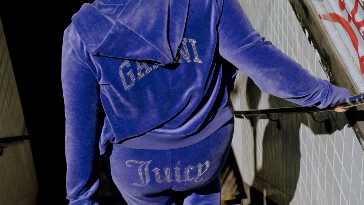 Ganni vient de lancer une nouvelle collection avec Juicy Couture, et cela nous rend tous nostalgiques