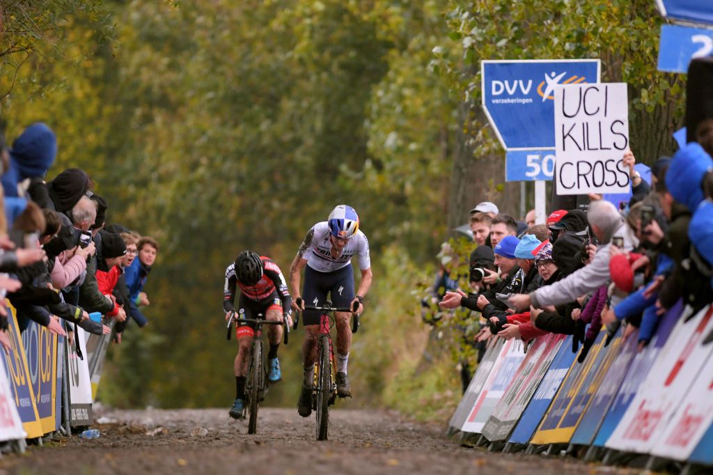 Pidcock and Iserbyt do battle on the Koppenberg