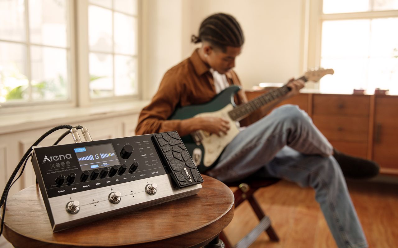 A guitarist uses Donner's Arena2000 mutli-effects unit