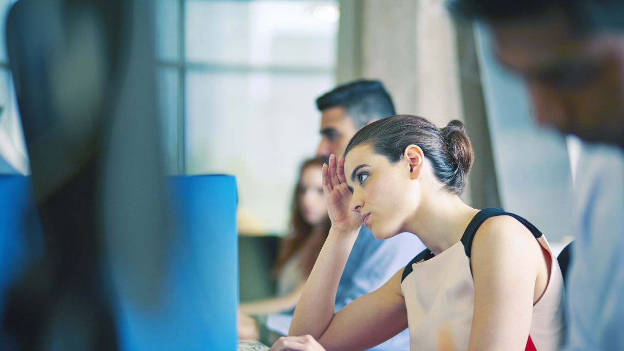 Eyelash, Laptop, Computer, Necklace, Personal computer, Communication Device, Desk, Ponytail, Peripheral, Cosmetics, 