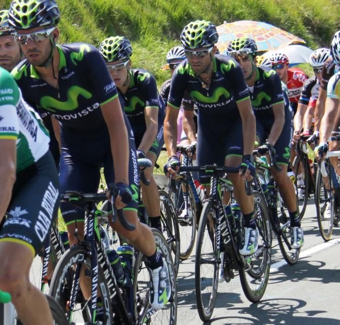 The bunch with Alejandro Valverde tucked in