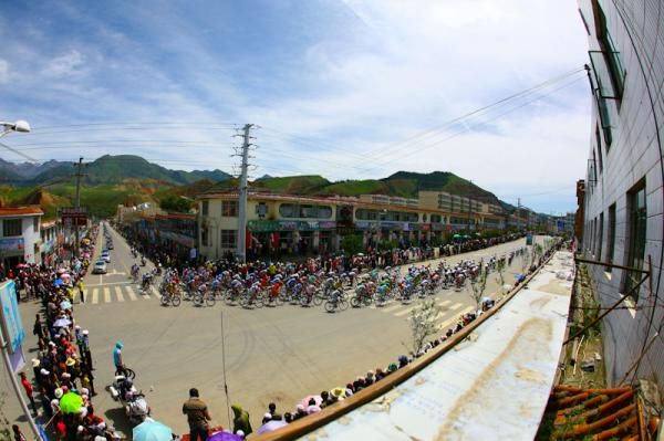 The fans along Bayi Road