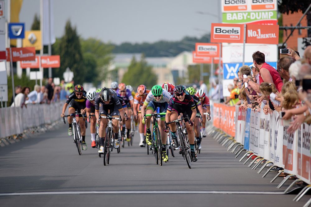 The bunch sprint at Boels Rental Ladies Tour stage 5