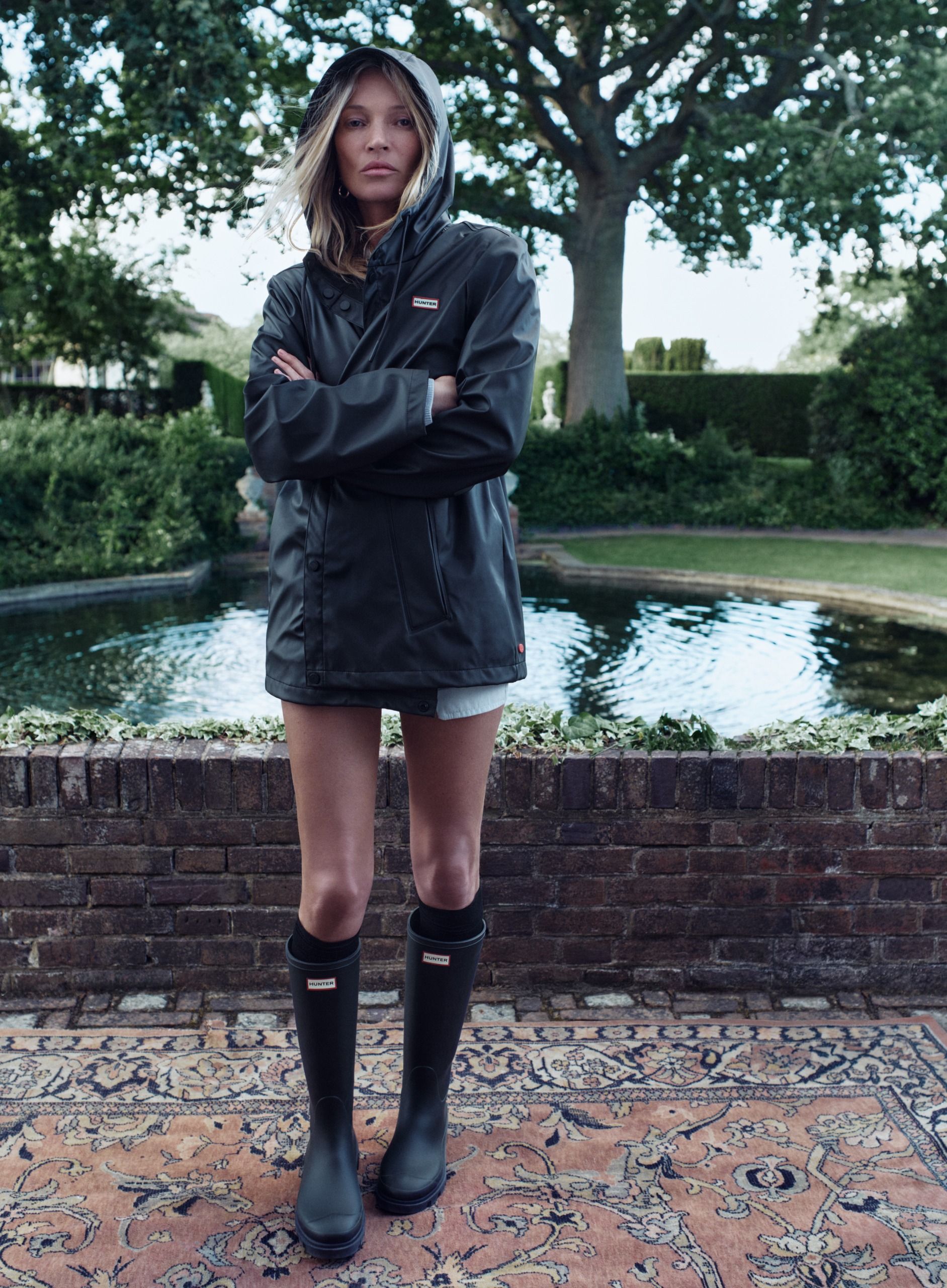 kate moss wears hunter boots.