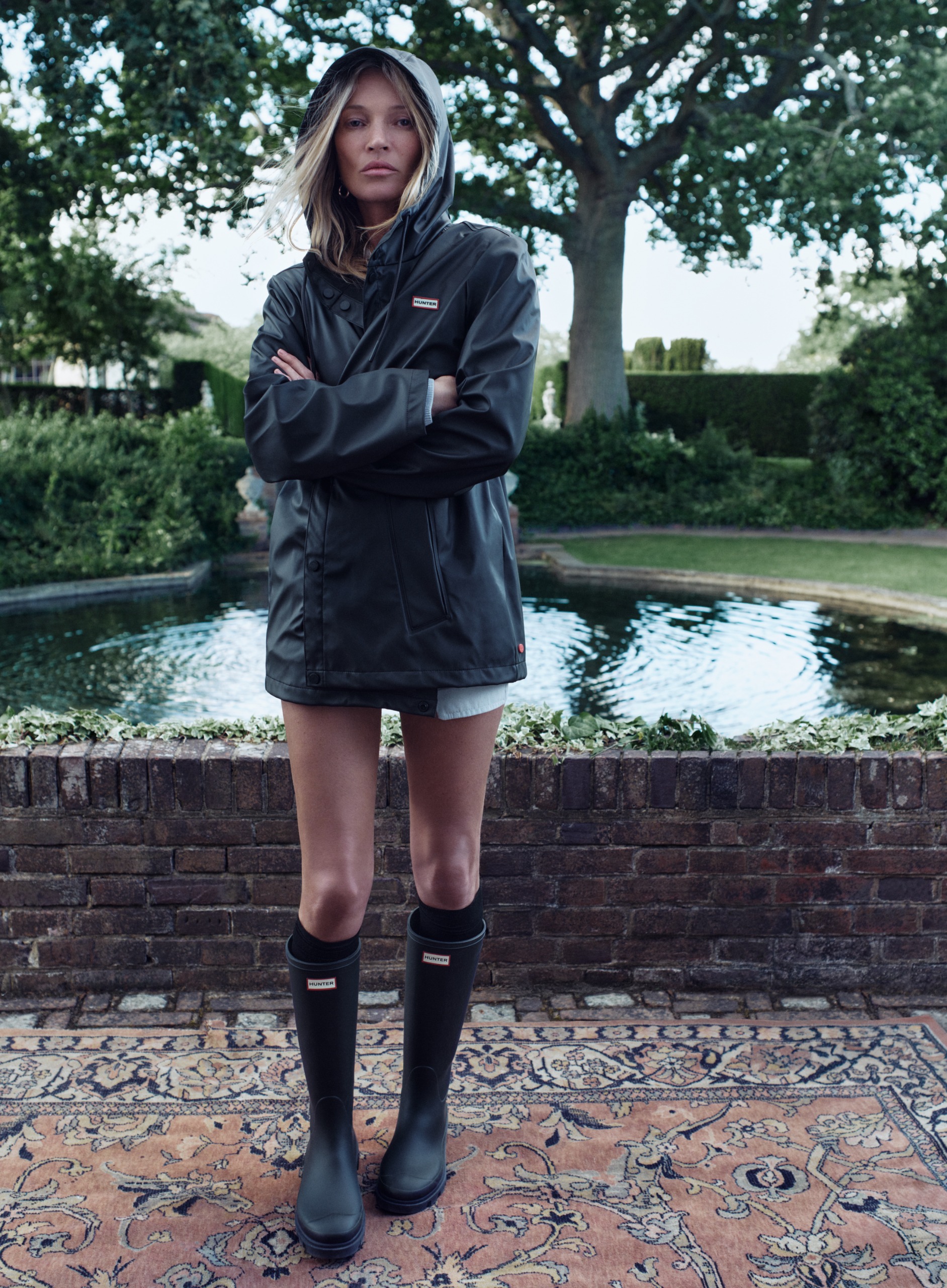 kate moss wears hunter boots.