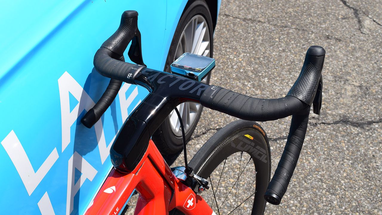 While other riders opt to leave their aero bars unwrapped for maximum aero benefit, Dillier opts to wrap the bars to the centre prioritising comfort