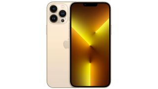 En iPhone 13 Pro Max i guld mot vit bakgrund
