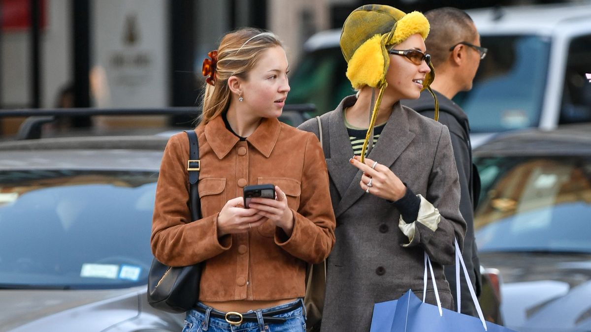 Lila Moss en selle dans une veste en daim, des bottes de cowboy et la tendance baggy denim de l'hiver