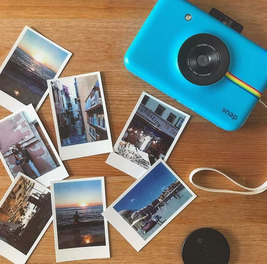 Does the Polaroid Snap automatically print when you take a picture?
