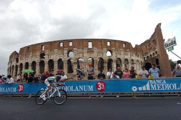 Mountains classification winner Stefano Garzelli time trials past the Colosseum.