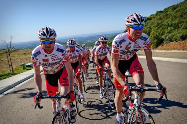 Jeremy Powers (r) on the front of the group as it heads along the Pacific Coast.