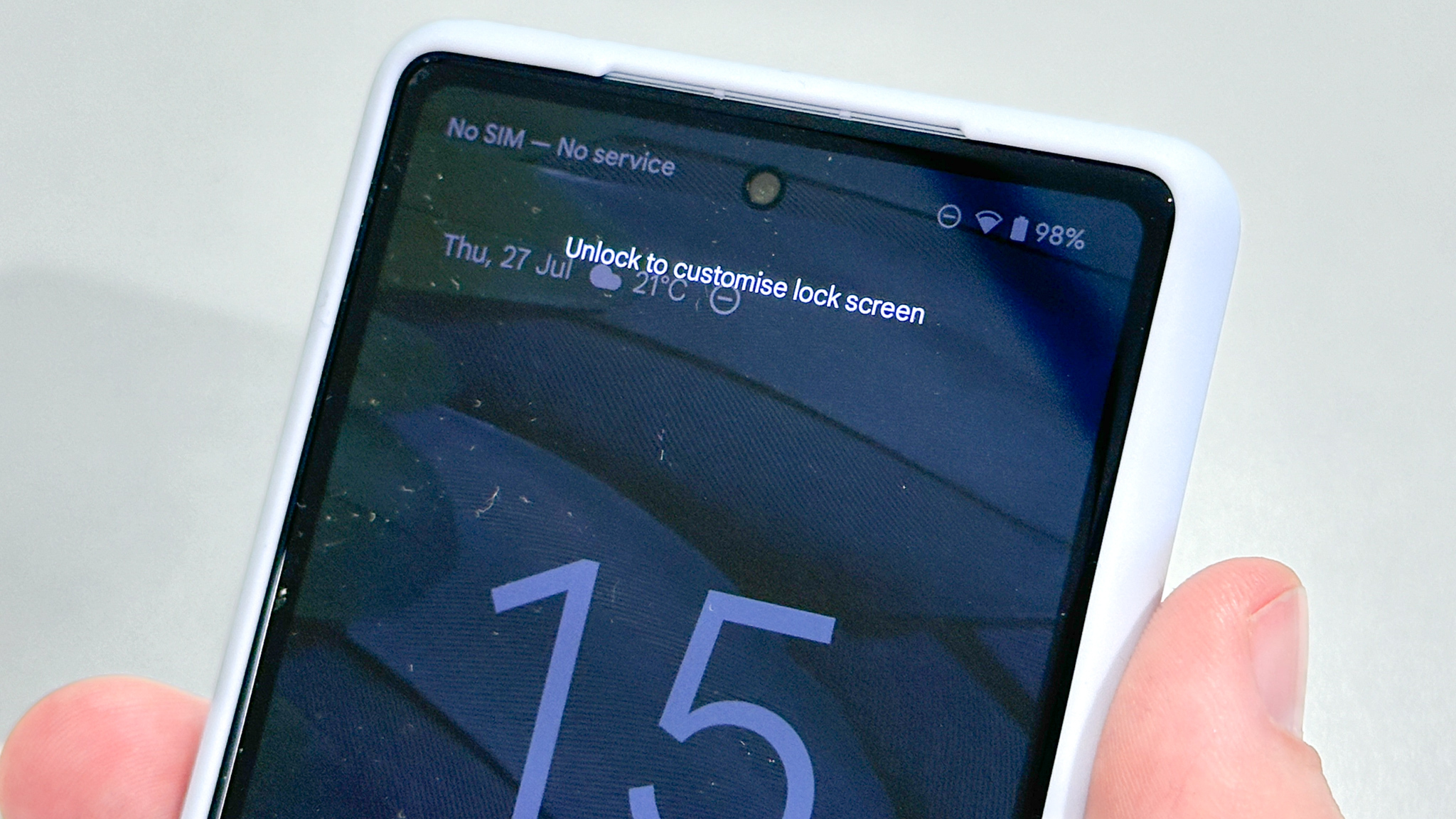 Крупный план запроса на разблокировку Android 14.
