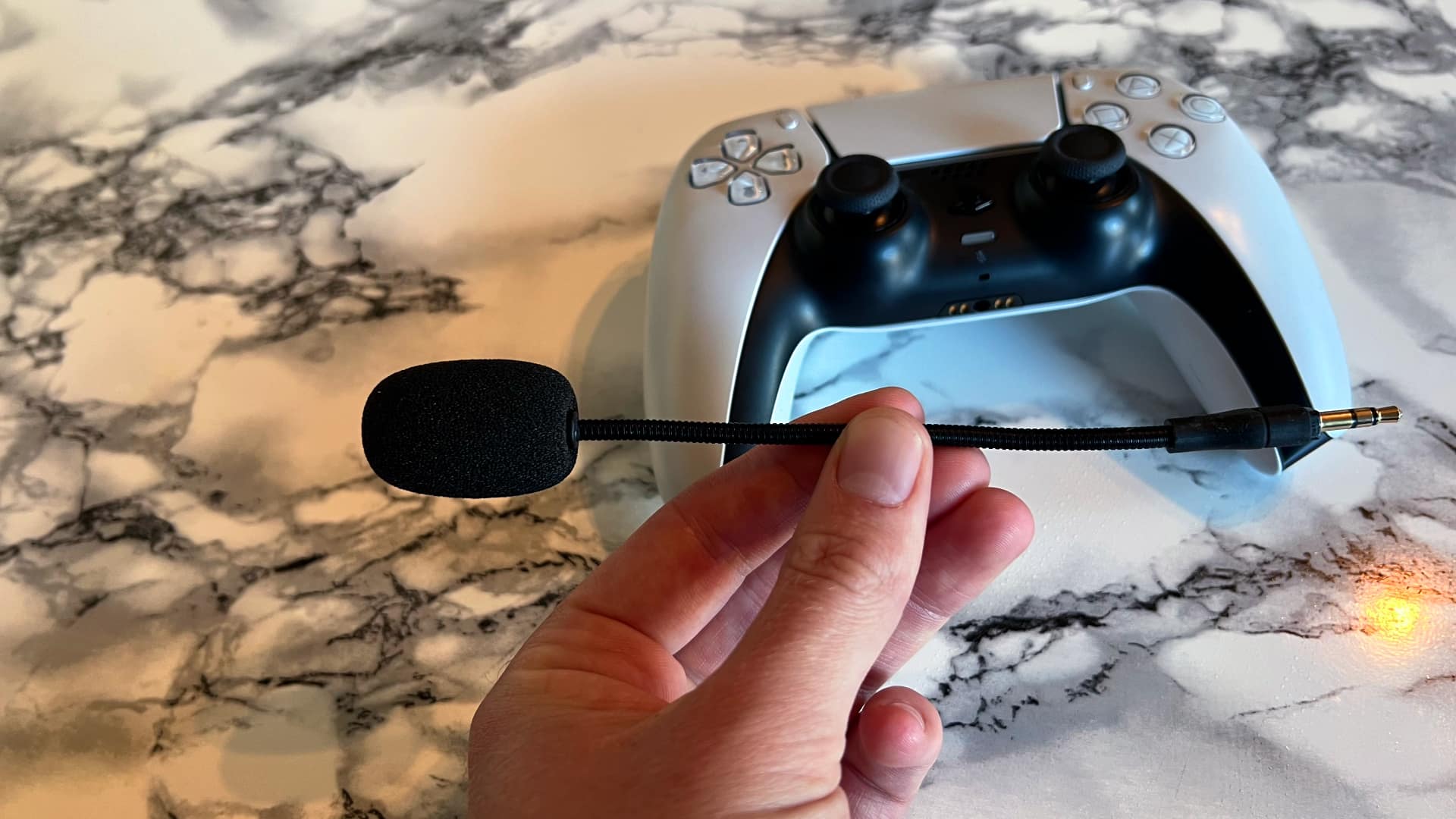 Trust Forta gamingheadset mot marmorerat bord