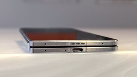 Oppo Find N5 bottom edge and USB-C port