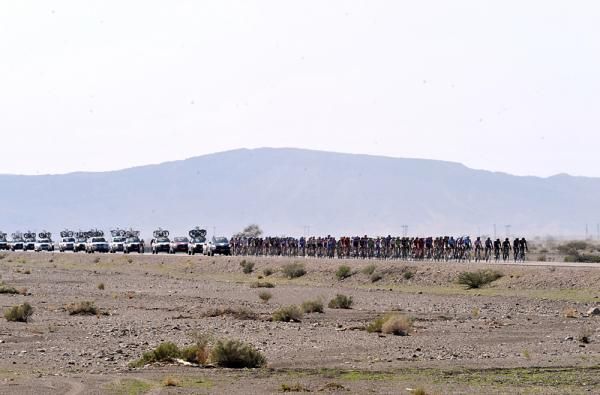 The peloton is the only color in the Oman landscape