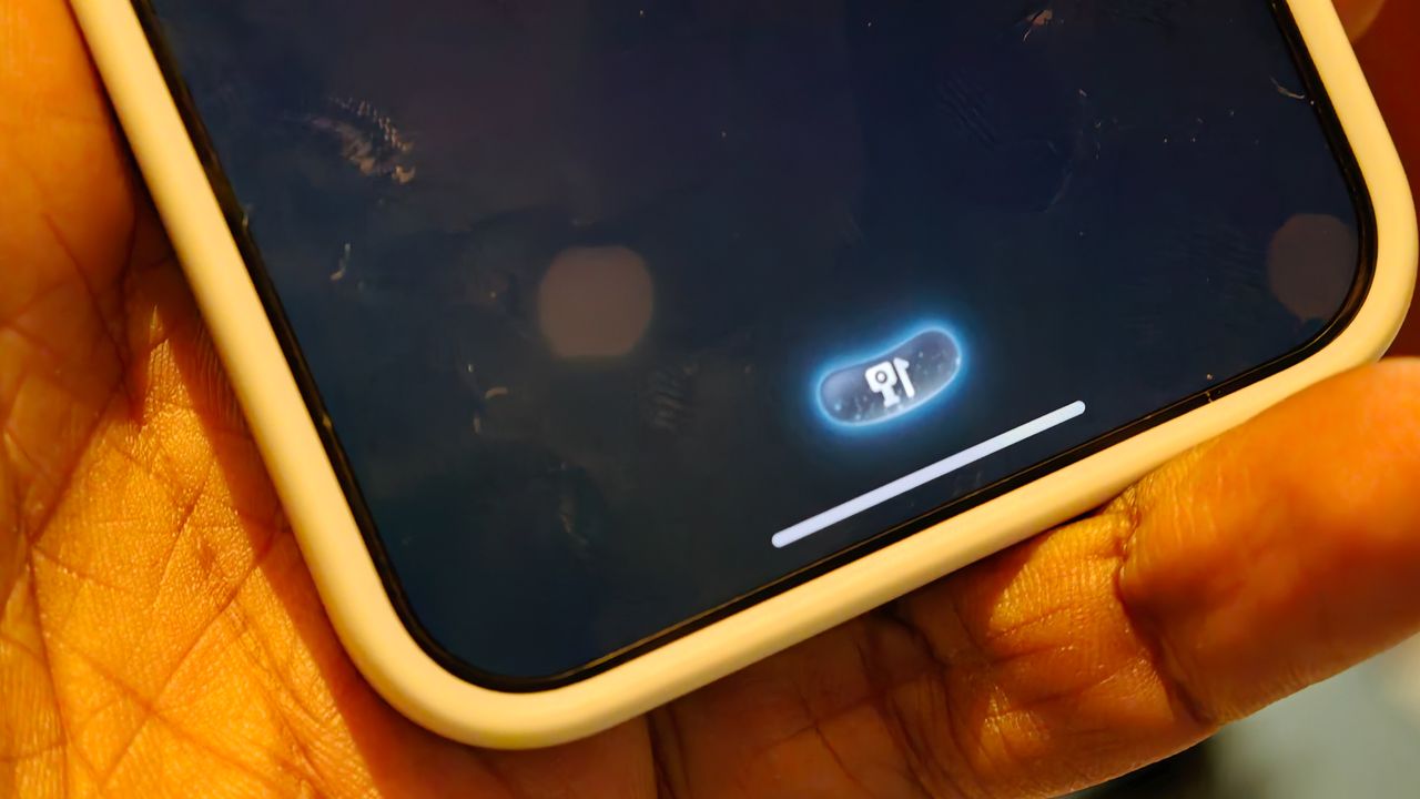 Hands on with the Honor Robot Phone with a 4DoF motorized retractable gimbal