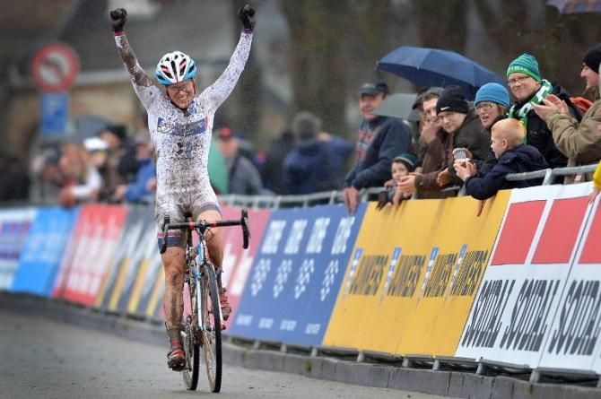 US champion Katie Compton (Trek Cyclocross Collective) win the Namur round of the World Cup and gets one step closer to her goal of winning the overall series title.