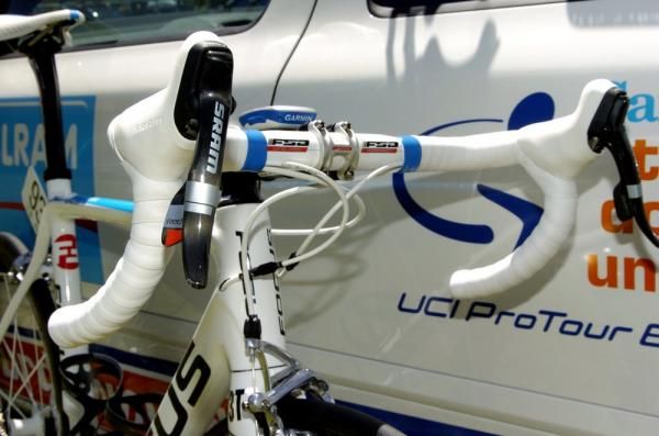 FSA supplies most of the cockpit gear, with an integrated headset, OS99 (130mm) 6&deg; stem and Wing Pro (420mm) bars.