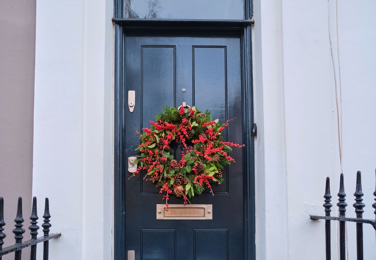 How to hang a wreath on the front door without making holes