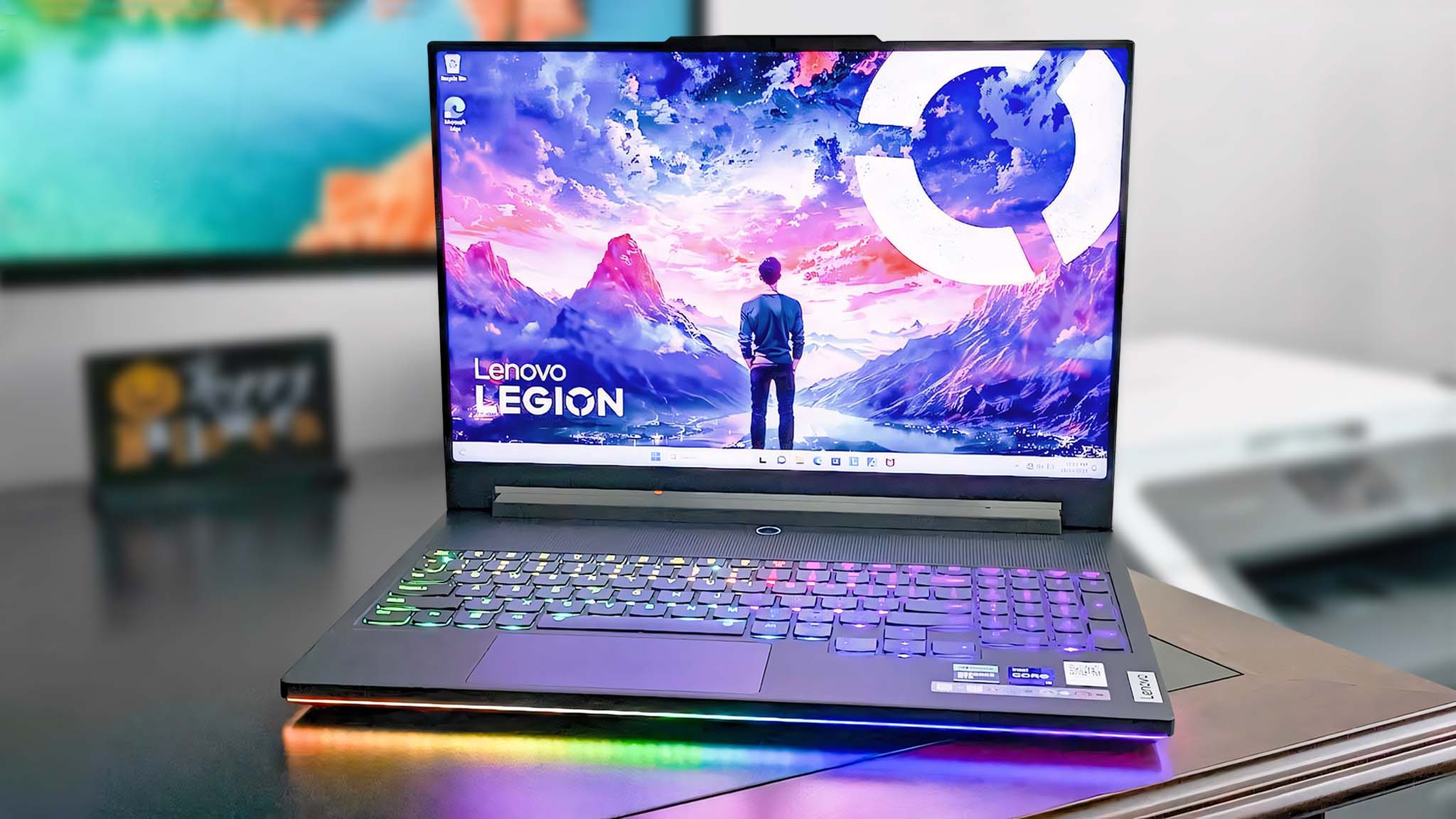 Lenovo Legion 9i (Gen 8) auf dem Schreibtisch.