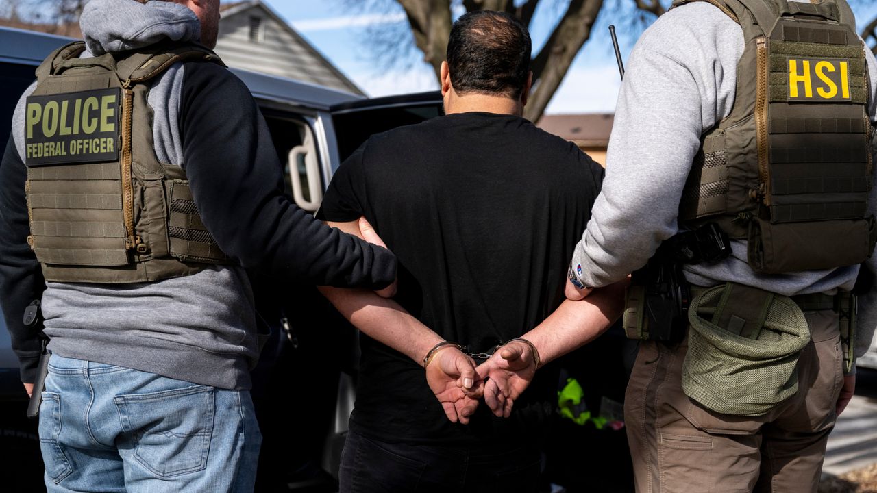 Federal agents conduct immigration raid in Chicago