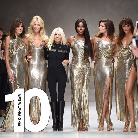 MILAN, ITALY - SEPTEMBER 22: Carla Bruni, Claudia Schiffer, Naomi Campbell, Cindy Crawford, Helena Christensen and Donatella Versace walk the runway at the Versace show during Milan Fashion Week Spring/Summer 2018 on September 22, 2017 in Milan, Italy. (Photo by Jacopo Raule/Getty Images)